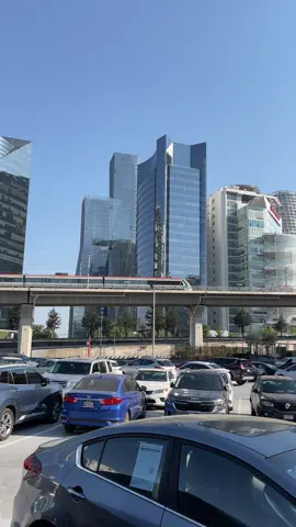 Tren Insurgente saliendo de la estación Santa Fe, en Ciudad de México, 2025. Vista desde el Centro Comercial Santa Fe. #cdmxlife #skyline #paratiiiiiiiiiiiiiiiiiiiiiiiiiiiiiii #treninsurgente