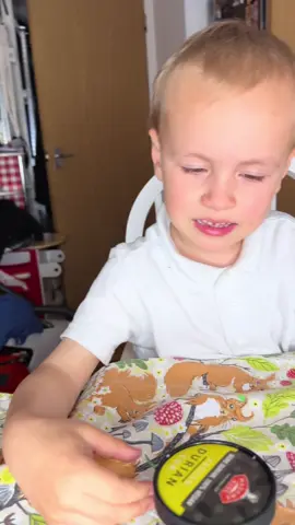 #toddlereatingchallenge #babyfoodie #solids #weaningbaby #kidsreaction 