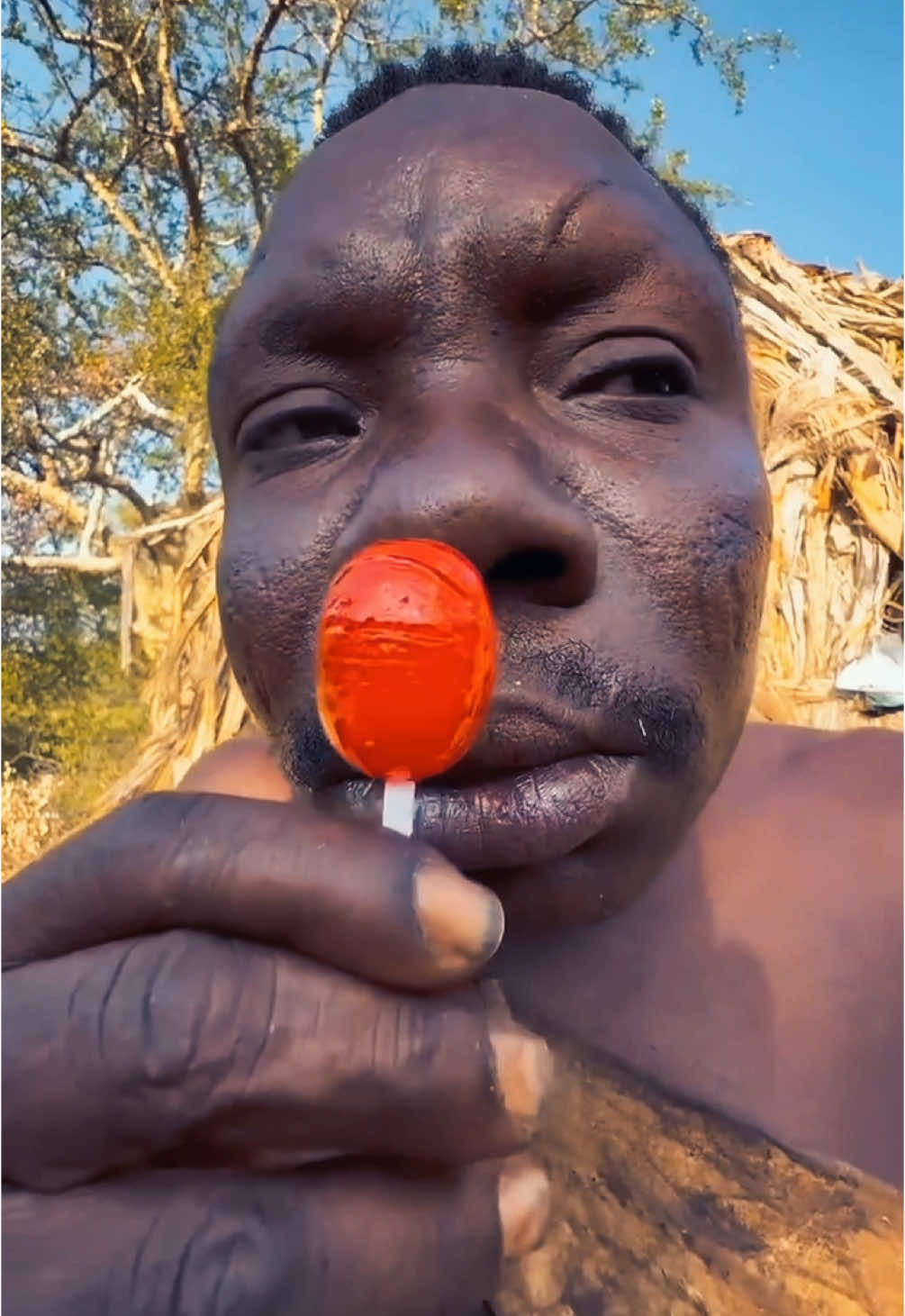Hombre africano se impresiona al probar un bombón por primera vez