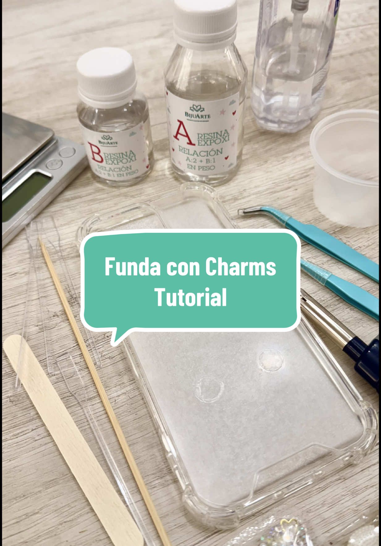 ¡Te traemos la funda más viral! 🫶🏻✨ Llená tu propio lienzo de los materiales e insumos que más te gusten…  ¡100% personalizadas! Un gran producto que podés agregar a tu emprendimiento, o hacerte uno para vos 🤎❣️🍃 ¡Conseguí todo en nuestra Tienda Online! 🔓 Comentá si te gustó y cuál te gustaría que sea nuestro próximo tutorial 👇🏻👇🏻👇🏻 #viral #charms #fundaspersonalizadas #resinaepoxi 
