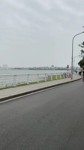 Ai rồi cũng sẽ có mặt trời của riêng mình, nhưng mặt trời của tôi đi mất rồi,để lại những ngày dài u ám và những kỷ niệm vẫn mãi vang vọng trong tâm trí.#hanoi #langthanghanoi #chill #nhachaymoingay #hotay #hotay_hanoi #xuhuong #xh 