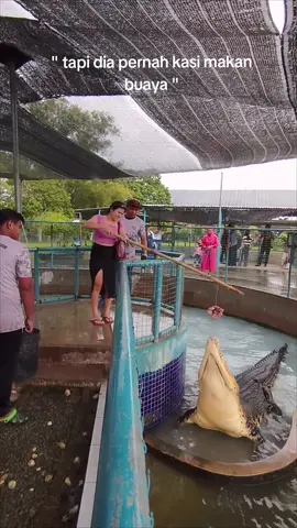 AQUA Jumping Feeding🐊🌊 *Bukan Aktiviti Harian* Kalau mahu tahu bila kami buat jumping feeding jangan lupa like,follow & share ya gaiss🥰 #tuarancrocodilefarm #tamanbuayatuaran #crew #jumpingfeeding #crocodileshow #tuaransabah #kotakinabalu #tamanbuaya #crocodilefarm #buayabesar #crocodylusporosus #aqua #buayatembaga #buayatuaran #sabah 