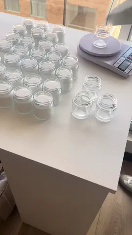Así es el proceso de creación de recordatorios 🤍 MINI VELAS DE ARENA llenos de luz 🕯️, amor y propósito...✨ Hechos a mano, con el alma, para iluminar a  quienes más queremos 🕯️🤍 #velasartesanales #DetallesConAmor #HechoAMano #CandleTok #Recordatorios #velasdearena #tiktokemprendedor #emprendedorascreativas #handmadegifts #decoraciónaesthetic #Manualidades #candles #velaspersonalizadas 