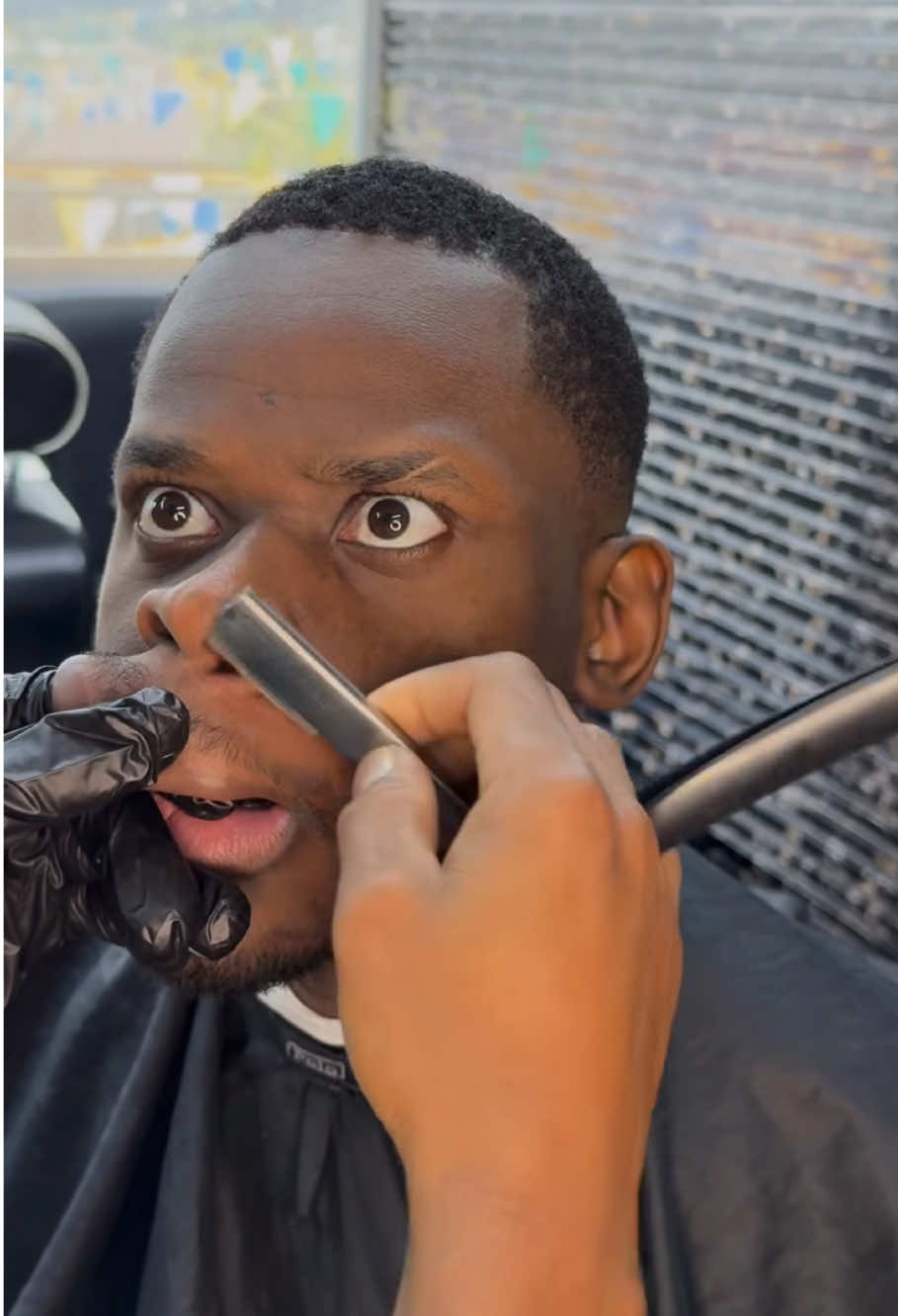 Barber lip prank #prank #prankvideo #scarepranks #jumpscarevideo #viralvideo #fyp #lipprank #barber #barbershop #barbershop 