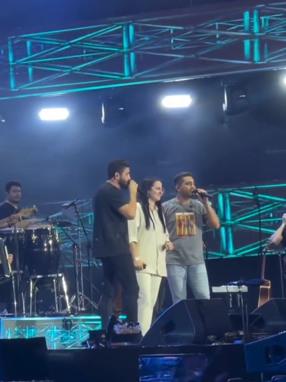 Salvador conhecendo a rainha da canetada por trás dos hinos! Que orgulho da nossa Frazzo, toda emocionadinha, ela é merecedora de todas essas conquistas, gratidão aos meninos que sempre exaltam a nossa menina!🧡✨️ @Bia Frazzo 