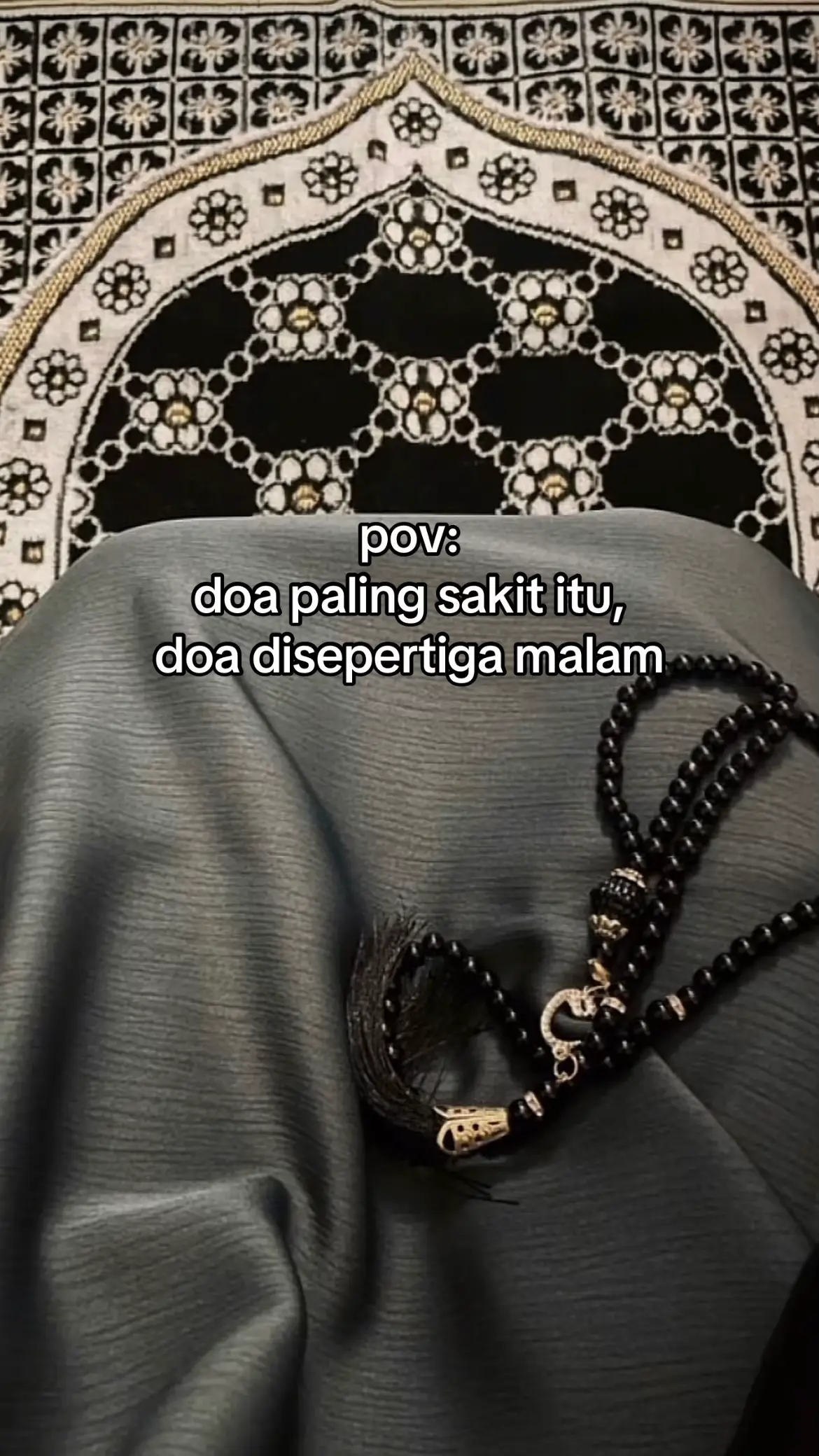 Percayalah taat diusia muda itu ga mudah. Tirakat mu sekarang bisa jadi ladang rezeki dan nasibmu kelak. Duduk diatas sajadah bahkan sampai tertidur itu jauh lebih baik #masyaallah #allahummashollialasayyidinamuhammad #tahajud #berdoa #syairarab #fypp #islamicquotes #berandamu #reminderislamic #quotesislam 