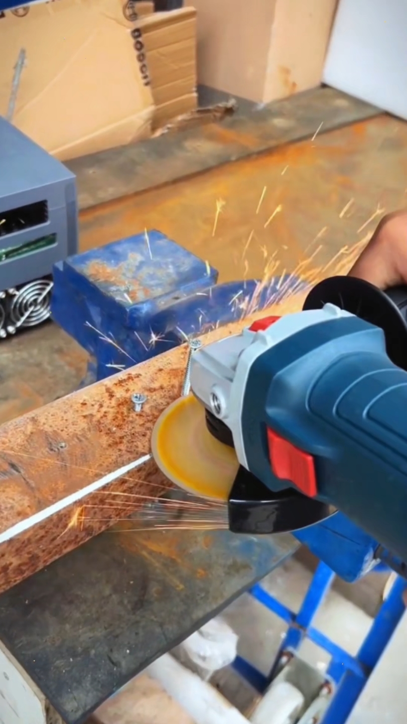 SYK Bosch GWS 700 GWS700Angle Grinder Electric Machine PowerTools Mesin Penqisar Sudut Elektrik 06013A31LO #Bosch angle grinder # angle grinder # high efficiency utility # hardware tools#fyp #foryou #tiktokshop #goodthing 