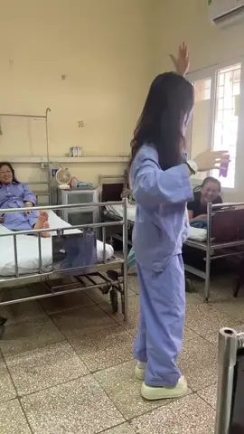 Khi bệnh nhân vẫn còn máu nhảy TikTok ở người 😂 #haihuoc #giaitri #nhay #thuytrieu 