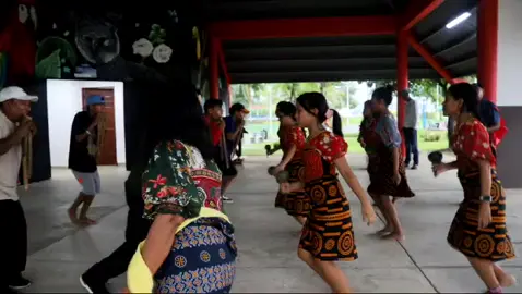 práctica de danza kuna con la Maestra Antolina Arias. 