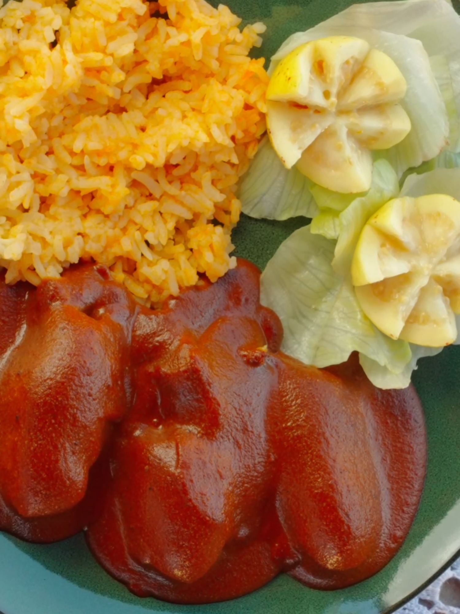 Mole de Guayaba en Aguascalientes! 🥘 se te antojó? Este mole es una delicia, comida hidrocálida, el video completo donde aprendí a hacer muchas más cosas, entre ellas tamales ya está en mi canal! Muchas gracias a la cocinera tradicional Noemí Quiroz por enseñarme tanto! Si la buscas como Noemí cocinera tradicional en Facebook puedes encontrar su perfil y probar su comida! #aguascalientes #Fnsm #comida