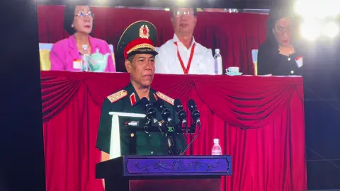 Thượng tướng Nguyễn Văn Nghĩa, Phó Tổng tham mưu trưởng QĐND Việt Nam hô vang “Nghiêm! Cuộc diễu binh, diễu hành bắt đầu”. Từ 70 Chiến thắng Điện Biên Phủ lừng lẫy năm châu chấn động địa cầu, đến 50 năm Đại thắng mùa xuân lịch sử, tiếng hô uy lực vang rền như tiếng hò kéo pháo vượt núi cao đèo sâu núi rừng Tây Bắc, như tiếng bước chân đoàn quân vượt dãy Trường Sơn🇻🇳🇻🇳🇻🇳🇻🇳🇻🇳#30thang4 #50nămgiaiphongmiennam #thongnhatdatnuoc #Dieubinh #thanhphoHoChiMinh #VietNam #quandoinhandanvietnam 