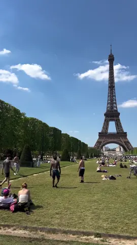 Champ de Mars Tour Eiffel  Crédit Photo @parisdomeujeito  Follow us on IG: @champselysees_paris www.champselysees-paris.com © Paris, Always an Amazing idea! #paris #spring #printemps #toureiffel #eiffeltower #champdemars