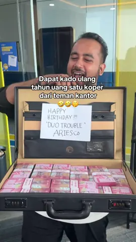 Dapet kado uang sebanyak ini sih, auto miliarder, bang minta bang 🫴🏻 @Merinding_Disko  #uangsegepok #boxuang #idekado 