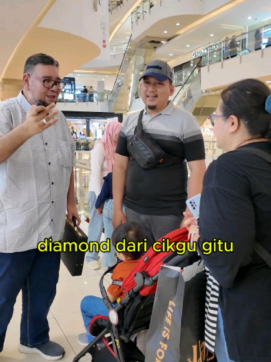 Kebahagian milik semua. Ayuh kita uji pasangan suami isteri yang cantik ini. #cikgushaari #fypシ #rezeki #indonesia #kotatua #bahagia #fyp #berlian #bahagiacaracikgushaari