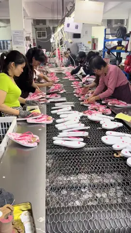 #footwear #slidesandals #flipflops#peflipflops #rubberthong #clogs #factory #OEM #jinjiangboteleeshoescoltd #madeInChina #slippers #factorylife 