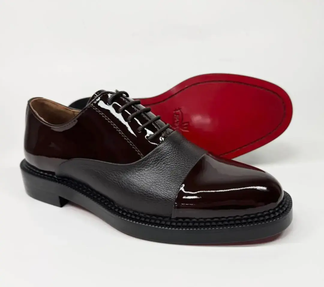 Mocassins Homme – Élégance et Confort Sans Effort Description : Entrez dans l'élégance avec nos mocassins pour hommes, l'alliance parfaite du style chic et du confort absolu. Conçus pour les hommes modernes, nos mocassins offrent une silhouette épurée, facile à enfiler, idéale pour affirmer votre style sans compromis. Chaque détail est pensé pour vous offrir une expérience unique : cuir souple de haute qualité, semelle flexible pour une marche légère, intérieur respirant pour un confort durable. Que ce soit au bureau, en soirée ou lors de vos sorties du week-end, ils ajoutent une touche d'élégance décontractée à toutes vos tenues. Pourquoi vous allez les adorer : Cuir premium doux et durable Confort immédiat dès le premier port Design intemporel adapté à toutes les occasions Finitions soignées pour un look raffiné en toute simplicité Enfilage rapide et ajustement parfait Offrez-vous le luxe du confort et du style, en toute simplicité. Vos prochains mocassins préférés vous attendent ! #Lubumbashi  #ChaussuresHautDeGamme  #StyleÉlégant  #lumbubashi🇨🇩 