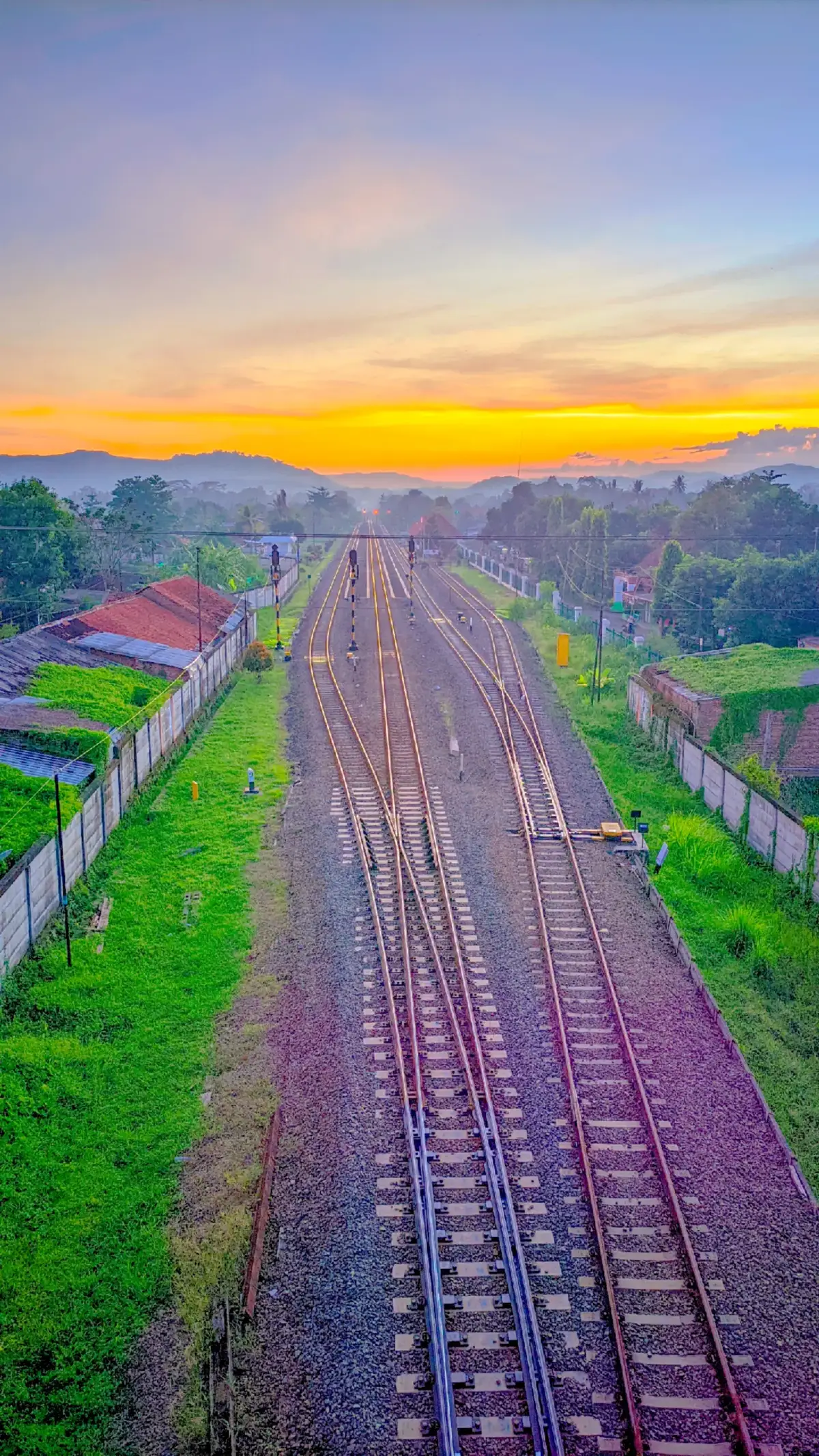 Senja memang tak seindah pelangi, tapi senja selalu berjanji untuk kembali, tapi ingatlah saat senja kembali nanti perasaan nya tidak akan sama sperti kali ini🥀 #langensari #langensarikotabanjar #banjar #banjarpatroman #storylakbok #lakbok #ciamis #jawabarat 