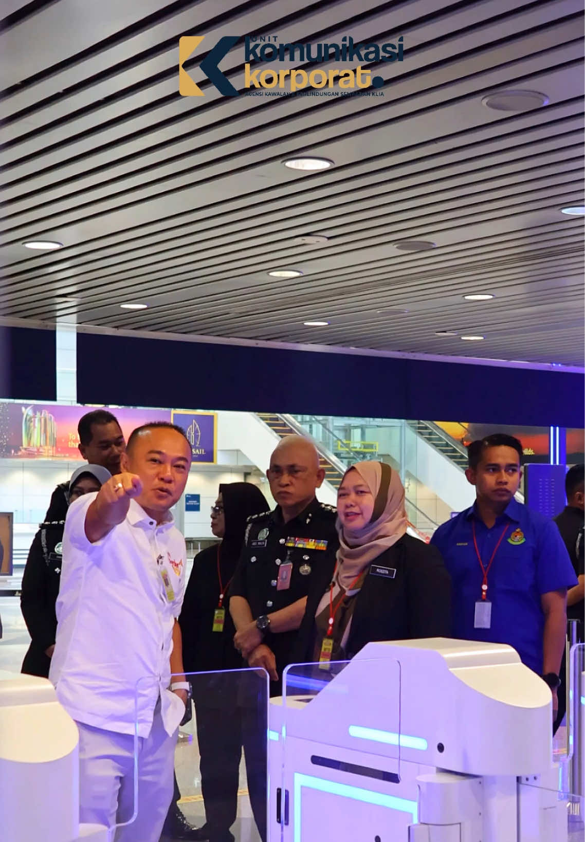 SESI LAWATAN KOMANDER KAWALAN DAN PERLINDUNGAN SEMPADAN BSI, KSAB DAN KOTA KINABALU SEPANG, 28 APRIL 2025 – YBrs. Tuan Ibrahim bin Mohd Yusof, Komander Kawalan dan Perlindungan Sempadan (KKPS) KLIA telah menerima satu sesi lawatan bagi meninjau pelaksanaan pengoperasian penggunaan autogate MyborderPass yang secara rasminya dilaksanakan di Lapangan Terbang Antarabangsa Kuala Lumpur pada 1 Januari 2025 lepas. Lawatan ini diiringi oleh Puan Marie Ajeng, Ketua Imigresen KLIA Terminal 1 dan Tuan Abdul Malik Bin Bujang, Ketua Imigresen KLIA Terminal 2. Lawatan ini juga membincangkan cabaran semasa di pintu masuk negara serta merangka strategi penambahbaikan dalam memperkukuh kawalan sempadan secara lebih efektif.  Lawatan ini telah dihadiri oleh Tuan Jaffree Bin Dangus, Komander Kawalan dan Perlindungan Sempadan (AKPS) LTA Kota Kinabalu (KKIA), Puan Nor Fazilah binti Zainal, Komander Kawalan dan Perlindungan Sempadan (AKPS) Kompleks Sultan Abu Bakar (KSAB), Puan Roszita Binti Dim, Komander Kawalan dan Perlindungan Sempadan (AKPS) Bangunan Sultan Iskandar (BSI), Tuan Mohd Faizal Bin Shamsudin, Ketua Imigresen Bangunan Sultan Iskandar (BSI) dan Puan Damia binti Mohd Razali, Ketua Imigresen Kompleks Sultan Abu Bakar (KSAB). #malaysiamadani #MyBorderPass  #MudahPantasSelamat  #JimatMasa #imigresen  #jimklia #akpsklia #pasportklia Ikuti kami di Facebook 😉:  https://www.facebook.com/akpsklia Ikuti kami di X 😉 : https://x.com/akpsklia Ikuti kami di Instagram 😉 : https://www.instagram.com/akpsklia Ikuti kami di TikTok 😉 : https://www.tiktok.com/@akpsklia Ikuti kami di WhatsApp Channel 😉 :  https://whatsapp.com/channelakpsklia