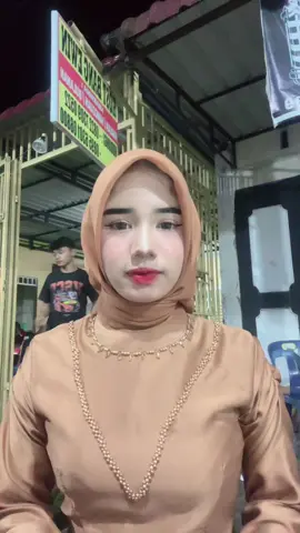 plisss g dgr lagunya kerna lgi ada yg nyanyi 