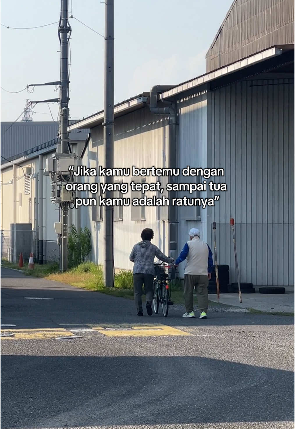 “Seumur hidup itu lama maka pilih ia yang akan selalu menggenggam tangamu sampai akhir.” Btw nemu couple ojiichan obaachan ini di jalan pulang waktu beres belanja, lucu bangett kannn hhu #foryou #yourpage #hinggatuabersama #cintasejati #japan #fyp #fypage #fypシ゚ 