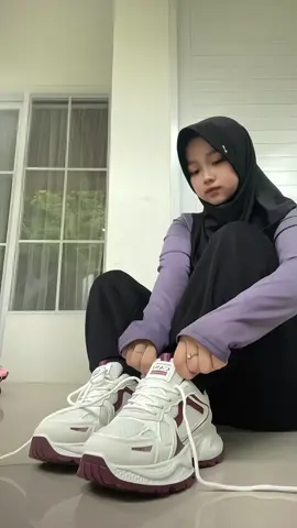 olahraga sambil dengerin nona ambon pica pica #sepatuolahraga #sepatusport #sneakerswanita #sepatuolahragawanita 