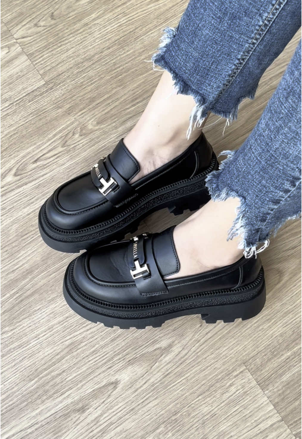 Nggak perlu ribet, langsung auto cakep pake madyson!😱🔥 #pantofelwanita #loafersoutfit #fyp #sovella #sepatukekinian 
