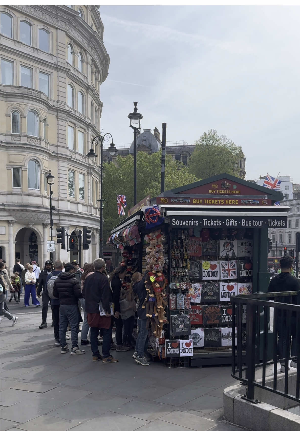 London Streets 🇬🇧 The Strand , city of west minster. WC2 