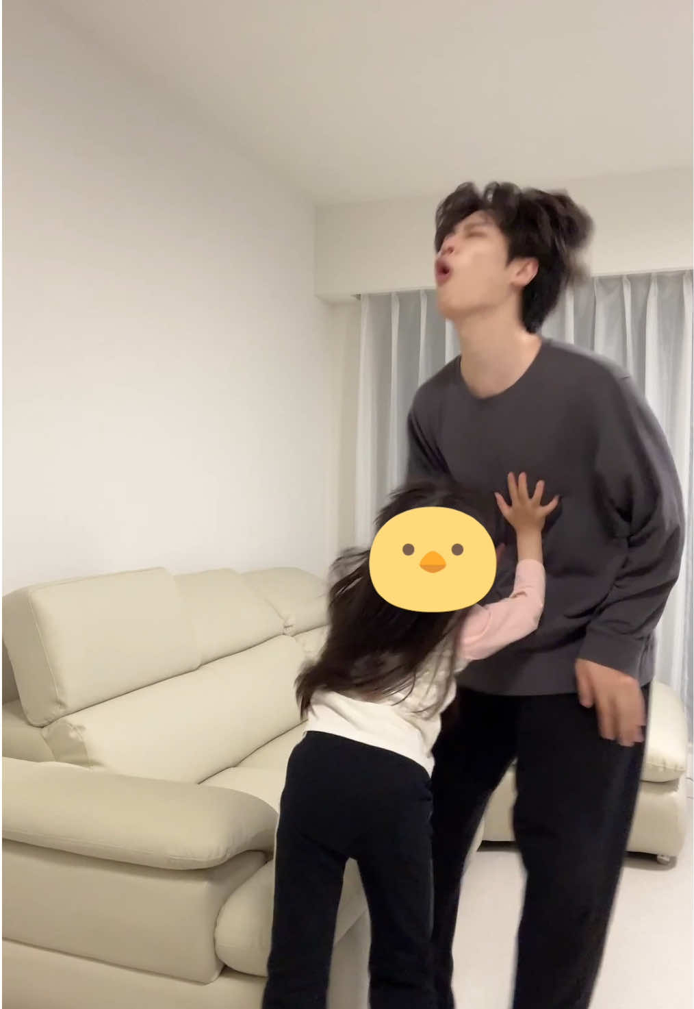 娘の手にチューをしたらぶちギレられた韓国人父www