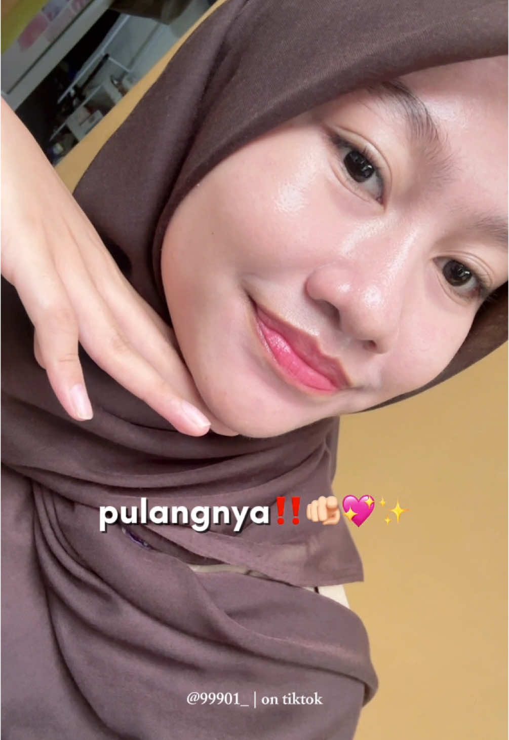 makin lama makin nyatu di kulit+glowing✨🫵🏻💖‼️#fyp #zyxbca #toneupcream #scora #glowingskin #anaksekolah #murahmeriah #skincareroutine #skincareviral #naturalmakeup #makeupsimple #makeuppelajar #skincarepelajar #antikusam #foryoupagе #4u 