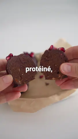 👉 -10% sur votre commande Prozis avec le code FAMILLEHEALTHY (lien en bio) Boules protéinées sans cuisson au chocolat💪 🌟 Ingrédients : - 165g de dattes - 2 cas de protéines en poudre à la vanille @prozis - 2 cas de beurre de cacahuète @prozis - 1 cas de farine d’avoine - 1 cas de cacao en poudre - 1 cas de sirop d’érable sans sucres @prozisfrance - 170g de pépites de chocolat noir @prozis 🌟 Instructions : 1. Suivre les étapes de la vidéo. Bon appétit 💚 by @famillehealthy #snack #chocolat #recettefacile #recette #miam #perdredupoids #alimentation #maigrirensemble #instaregimeuse #mangerbien #dietetique #alimentationsaine #minciravecplaisir #regimeuse #mangerbouger #viesaine #mincir #repriseenmain #produitsfrais #maigrir #teamgallice #recetteshealthy #miammiam #sain #equilibre #equilibrealimentaire #mieuxmanger