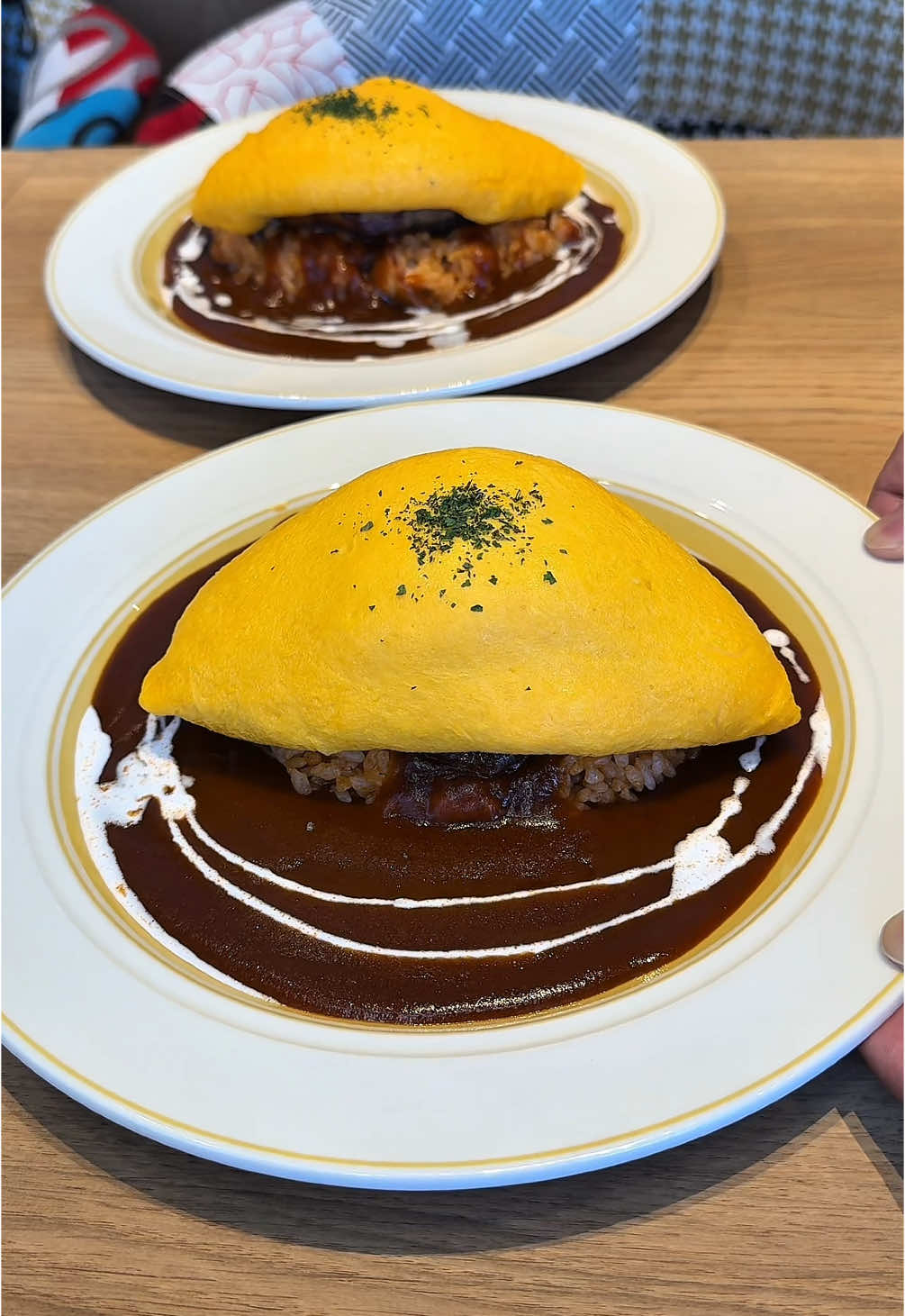 濃厚な卵を使ったふわとろハンバーグオムライス！ ハンバーグオムライス1700円 ジューシーな肉厚ハンバーグをまるごと挟んだボリューム満点のオムライス。特製デミグラスソースはコク深く、ふわとろの半熟オムレツと旨みたっぷりのケチャップライスとの相性が抜群で絶品です！ 🍚店名: eggg Cafe 国分寺店 住所: 東京都国分寺市本町2丁目14-3 A2 階 最寄駅: 国分寺駅から徒歩5分 営業時間：11:00〜20:00 定休日：不定休 #東京グルメ#Japanesefood#tiktokfood