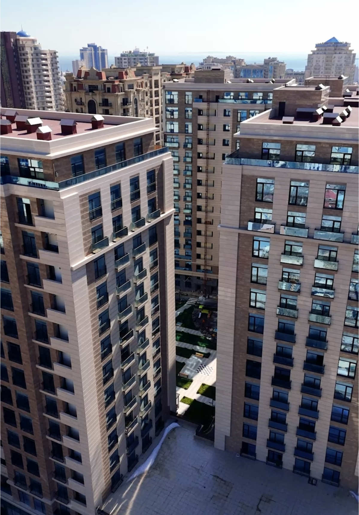 Malibo Residence – Lüks və Estetik Yaşam Təcrübəsi Malibo Residence – müasir memarlıq və incə detalların harmoniyasını özündə birləşdirən unikal dizayn nümunəsidir. 📍Şəhərin mərkəzində yerləşən bu prestijli kompleks, geniş panoramik mənzərəsi ilə həm şəhərin ritmini, həm də zövqlü yaşam tərzini bir araya gətirir. 💎 Hər küncündə yüksək keyfiyyət və diqqətlə seçilmiş materiallar istifadə olunaraq, müasir yaşam standartlarına cavab verən unikal məkan yaradılıb. ✨ Üstünlüklərimiz: 	•	Panoramik Mənzərə: Göz qamaşdıran şəhər və təbiət mənzərəsi 	•	Prestijli Lokasiya: Şəhərin qəlbində ideal yerləşmə 	•	Mükəmməl Dizayn: İnceliklə formalaşdırılmış lüks yaşam sahəsi Malibo Residence – sadəcə bir ev deyil, hər gün zövqlə yaşanan lüks və estetik həyat tərzidir.