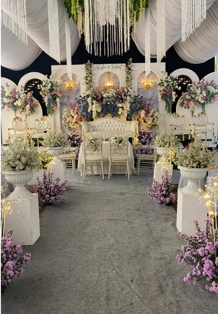 dekor 8 meter mix fresh flower + hiasan jalan. Area Ponorogo bisa dm @rizgani deco #dekorasiwedding #dekorponorogo