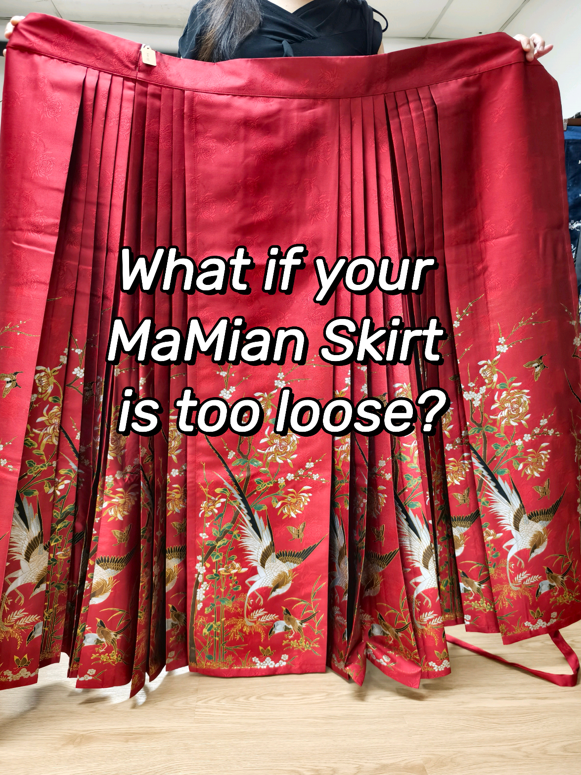 What to do if your MaMian skirt is too loose? You may try out this method and you do not have to do any alterations on your skirt. However it only suits for the skirts waist size over 1-2inch.If the waist size is more than that, the size of the skirt would be too big for you. 如果你的马面裙腰围太大导致后面盖到旁边去的话，可以试试这个无孔穿法。不必动刀，不必修改。但是，这个方法比较适合裙子腰围大大概1-2寸，太过大的话就不合身了。 #马面裙 #马面裙腰围太大怎么办 #马面裙穿法 #马面裙穿法教程 #mamianskirt #mamianqun #horsefaceskirt 