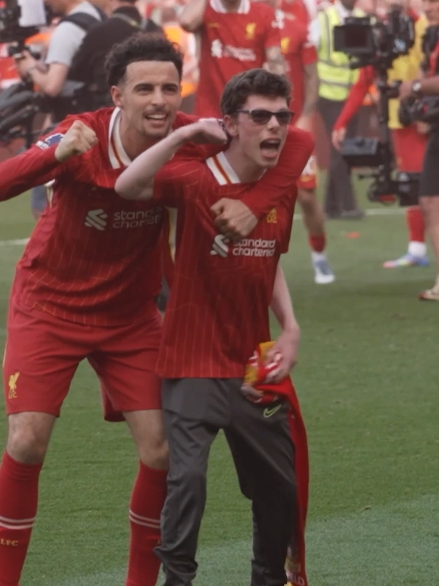 Curtis Jones is the gift that keeps on giving to Harry Kop 🥹♥️ #SSPremierLeague #PremierLeague #SportsOnTikTok #YNWA #Liverpool