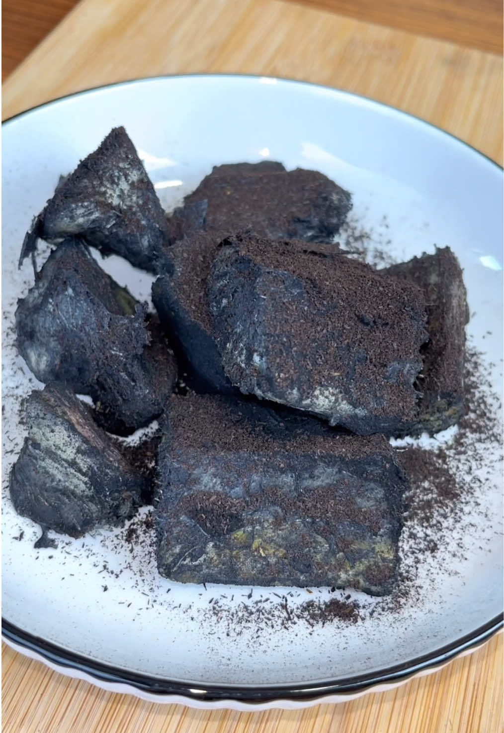 Cobain masak arang yang bisa dimakan!!! Agak takut sih mau cobain 😅. Untungnya ada penyelamat aku yang bikin mood naik lagi, kue Moo Moo Roll by Chocomory. Belinya di Tikermon By Chocomory Bali ❤️