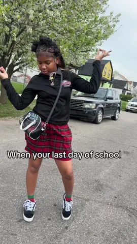 Walk that way #makemefamous #midwestinfluencer #lyrikk #explore #fyp #viralvideo @Lyrikk Dion💕. 