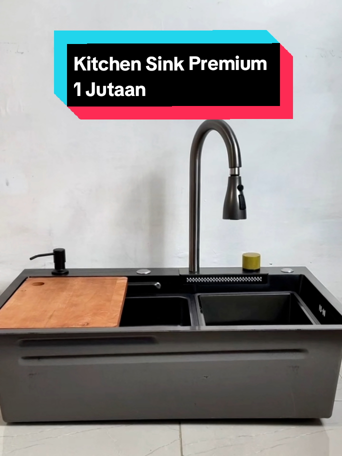 Bak Cuci Piring Premium dengan material stainless steel sus 304 yang memiliki dimensi 75cm x 40cm x 22cm dan ketebalan 3mm. Tahan karat dan kokoh untuk penggunaan jangka panjang. Dilengkapi keran tarik yang fleksibel, 2 tray/kontainer stainless dan peniris, talenan kayu, tempat sabun tanam, hingga mode air rain waterfall yang cocok digunakan untuk membersihkan buah dan sayur. #bakcuci #bakcucipiring #bakcucipiringstainless #wastafel #wastafelcucipiring #wastafelstainless #kitchen #kitchensink #homedecor #perabotandapur 