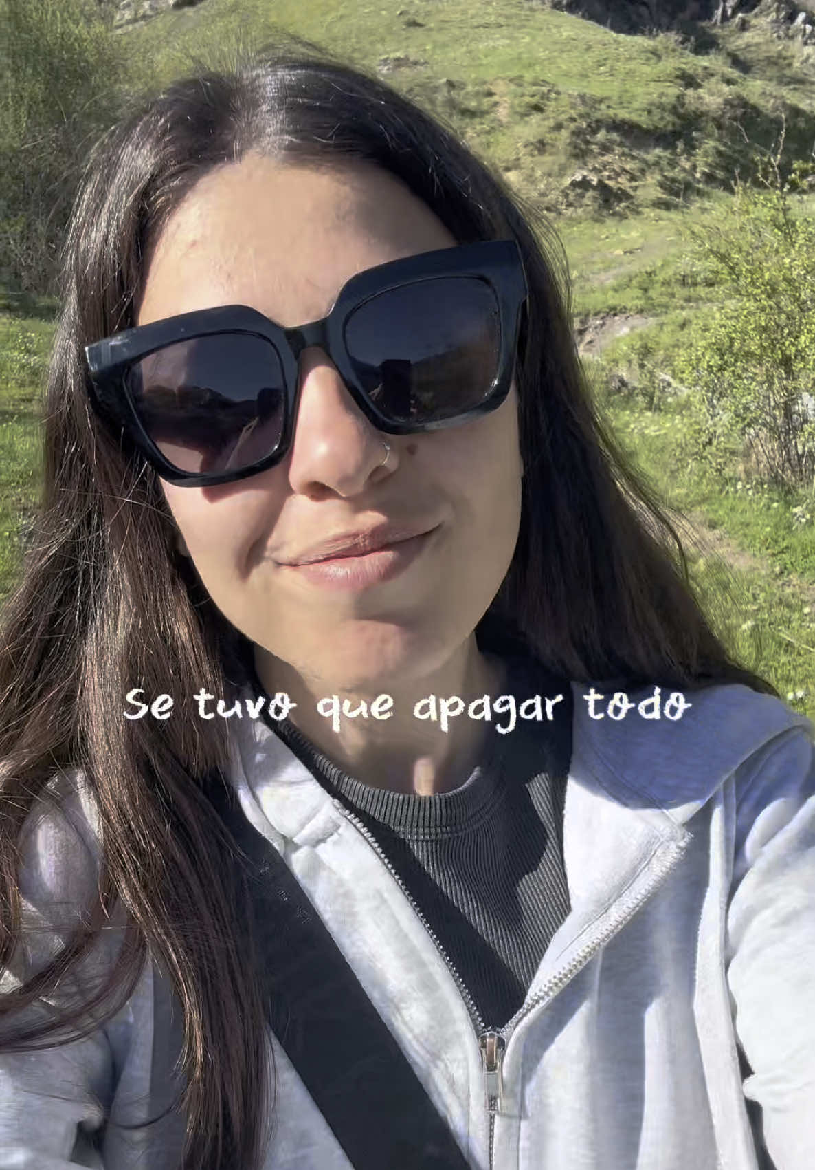 Ayer la casa se quedó a oscuras… pero el corazón no. Nos subimos al monte con lo justo: comida, agua, energía solar y amor. Allí, entre árboles y ladridos felices, entendimos que la calma no depende del enchufe. Teníamos todo: Alex, los perros y yo. Y eso… eso ya era hogar.