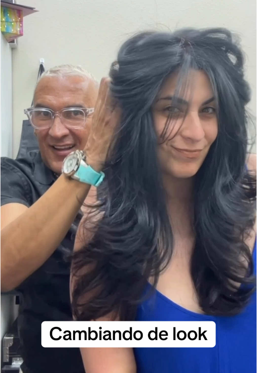 Pintura, corte y secado con #cesarstyles es que ya hacía falta cambio de look 👀 #farandulatexas #cesarstyles #estilista #peluqueria #texas #look #makeover #2025