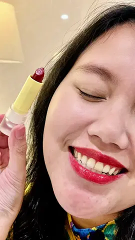 Wohoo~ produk lippies terbaru dari @Skindoze Official hadir juga! Cobain shade Chilli 🌶️ dari PLUMPFULL! Hydrating Tinted Lip Balm membuat bibir kelihatan sehat, lembap, dan fresh seharian 😃 Warnanya manis, effortless banget buat dipakai daily. Bibir happy, aku pun happy! #skindoze #lipbalm #tintedlipbalm #lippies #beautyreviews