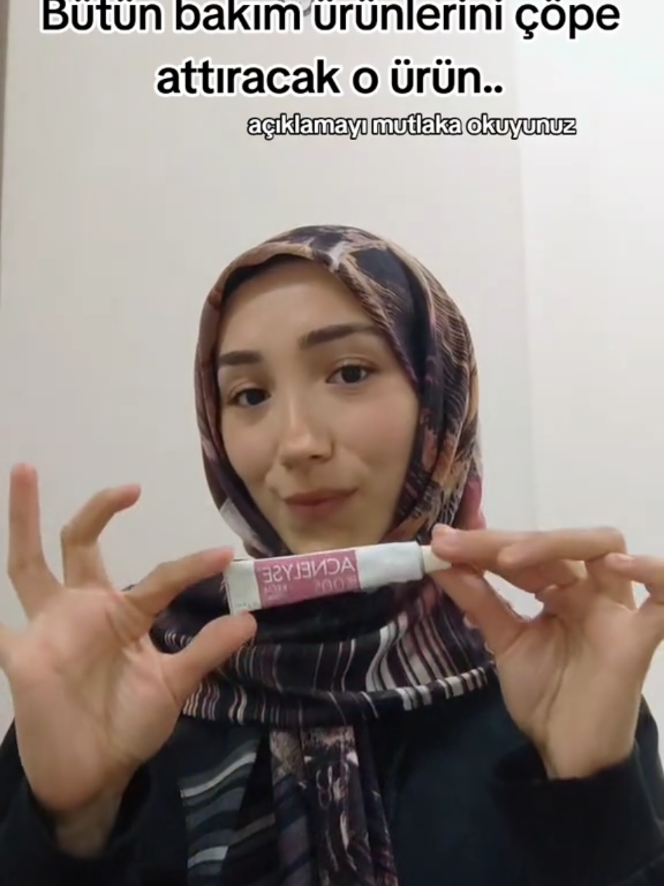 Kremden çok nasıl kullanıldığı önemlidir, Bu bir tip asitli bir ürün ve retinoldür. özellikle komedon, yağ bezeleri, siyah noktalar, geçmeyen sivilce izleri, yüzdeki güneş lekelerine bire bir bir kremdir. (yıllardır kullanmadığım ürün kalmadı ta ki bu kreme denk gelene kadar hepsini çöpe attım.)  NASIL KULLANILIR? •HAFTADA 2 GÜN (hassas veya kuru cilt tipine sahipseniz 1 kere kullanın ve cildinizde düzelme oldukça daha da azaltın ihtiyaç duydukça kullanın) •YÜZÜNÜZÜ NEMLENDİRDİKTEN HEMEN SONRA YATMADAN ÖNCE NOHUT TANESİ KADAR ÜRÜNDEN ALIP YÜZÜNÜZE SÜRÜN (belli bir bölgeden rahatsızsanız sadece o bölgeyede uygulayabilirsiniz nemlendirici üzerine uygulayacağınız için krem az da olsa yüzünüze yayılacaktır ürünü az kullanmak çok önemli çünkü asitli bir ürün zaten hızlı sonuç almak için sakın bocalamayın çünkü az kullanarak bile çok hızlı sonuç alacaksınız) •UYUMADAN ÖNCE TEMİZ CİLDE SÜRÜLÜR VE YÜZ YIKANMADAN O ŞEKİLDE YATILIR.  DİKKAT EDİLMESİ GEREKENLER? •Gebelik bekleyen, gebe ve emziren kadınlar asla kullanmamalılar. •Bu ürünü kullanırken güneşten kaçınmaya çalışın. •Yaz aylarında ürüne ara verilmelidir, ne kadar istemesekte güneşten kaçınmak mümkün olmuyor. •Haftada 2 den fazla kullanmayın. •yüzünüzde kurumalar olacaktır bol bol nemlendirmeniz gerekecektir.  HİÇBİR REKLAM VE İŞ BİRLİĞİ YOKTUR BEN KENDİM KULLANIP DENEYİMLEMEDİĞİM HİÇBİR ŞEYİ TAVSİYE ETMEM. #acnelyse #retinol #ciltbakımı #komedon #sivilceyeçözüm #sivilceizleri #siyahnokta #sağlık #güzellik #camcilt #keşfet #fypシ゚ #tiktokviral #GlowUp #fypp #kesfet #solukcilt #bakımkremi #viralvideo #bakımrutini #parlakcilt #bakım #acnelysekrem #tiktokturkey 