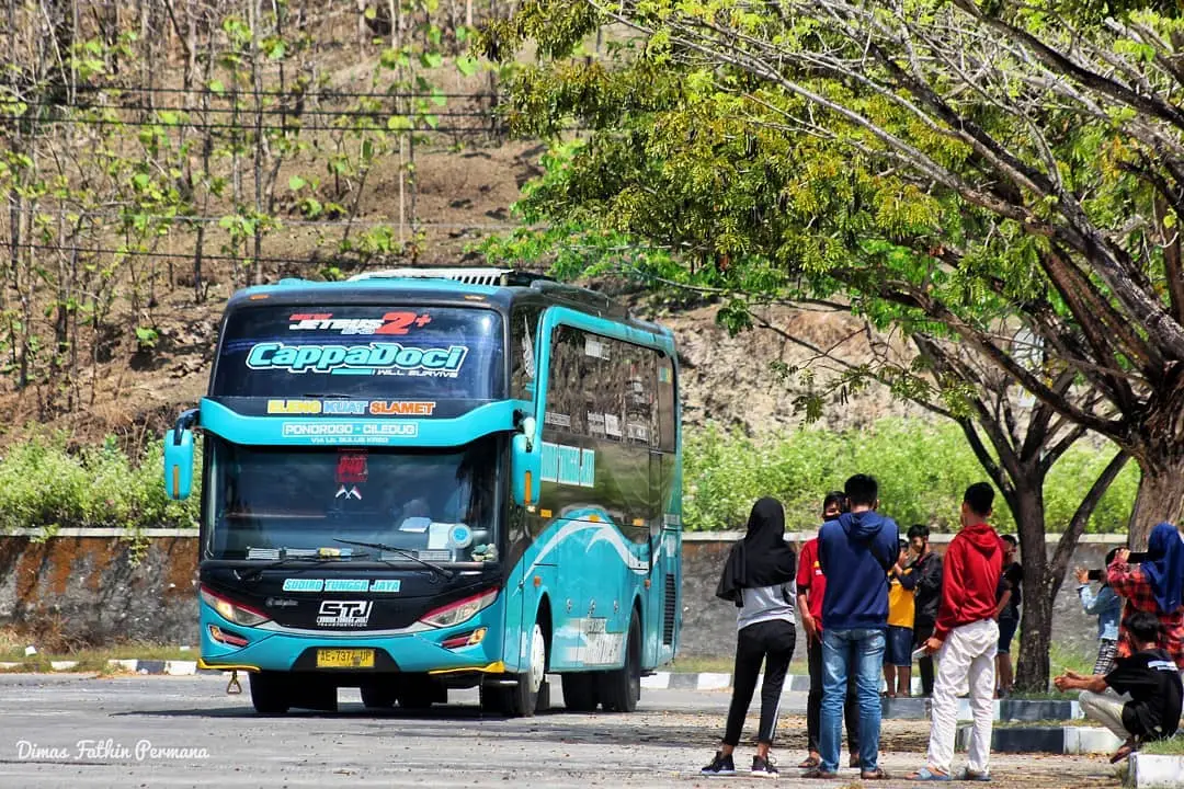 Arsip Mania: Salah satu unit yang jarang di bicarakan/perbincangan di kalangan mania,unit pegangan pak tommy membuat scania tak berdaya bisa dibilang hino jahat nya stj. stj dengan no lambung 040 dengan seri f nya entah kenapa saat gaya/style nya di ubah tidak ada kata-kata 