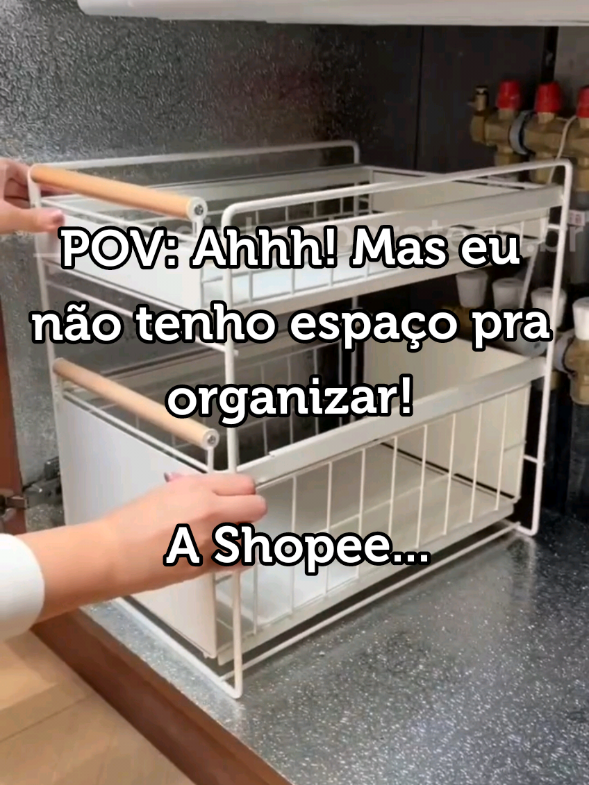 Chega de bagunça embaixo da pia! ✨ Essa gaveta organizadora deslizante é a solução perfeita para transformar o caos em praticidade e beleza no seu dia a dia! ✨ Adeus, armário entulhado e dificuldade de achar as coisas! Agora, tudo fica no seu lugar, fácil de acessar e com um visual super clean! Se você AMA organização e praticidade, não perde tempo! Sua casa merece esse cuidado – e você também! Gostou da dica? Comenta aqui 