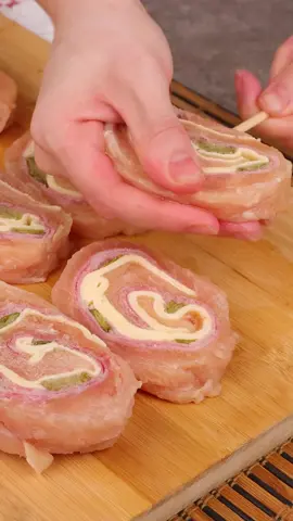 PEDEM A RECEITA! 🍗✨ É SIMPLES, RÁPIDO E DELICIOSO! #reels #receitas #frango  Ingredientes Frango: 800g de filé de peito de frango. Presunto (a gosto). Mussarela (a gosto). Picles em conserva (opcional). Empanar: Ovos (quantidade suficiente). Farinha de rosca ou farinha panko (para empanar). Molho: 2 colheres de sopa de maionese. 1 colher de sopa de mostarda. 1 colher de chá de mel. 1 colher de chá de alho em pó. 1 colher de chá de páprica defumada. Uma receita prática, personalizável e deliciosa! Preparação do Frango: Bata os filés de peito de frango para ficarem maleáveis. Disponha os filés lado a lado sobre plástico filme. Recheio: Adicione presunto, picles e mussarela ou recheio a gosto. Enrole com o plástico, apertando bem firme. Leve à geladeira por 30 minutos até quase congelar. Corte e Espetagem: Corte o rolo em fatias de um dedo de espessura. Espete 3 fatias por palito de churrasco. Empanar: Passe as fatias no ovo e, em seguida, na farinha de rosca ou panko. Cozimento: Asse em forno a 180°C por 40-45 minutos ou prepare na airfryer. Como alternativa, frite em óleo quente (com as fatias bem congeladas). Molho: Misture maionese, mostarda, mel, alho em pó e páprica defumada. #receitas #comidas #delicias 