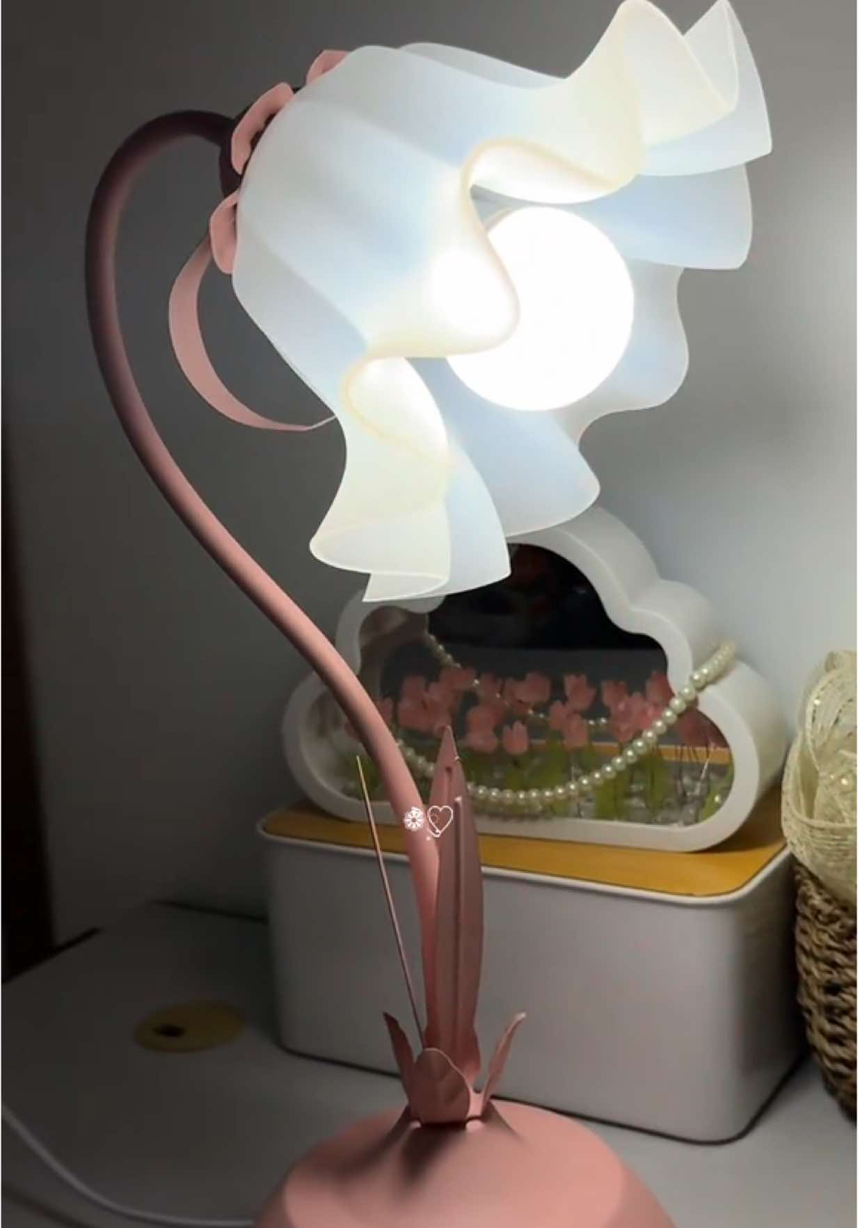 Isn’t it gorgeous??? Buy ka na rin! #desktoplamp #desklamp #lamp #flowerlamp #fyppppppppppppppppppppppp #millionviews 