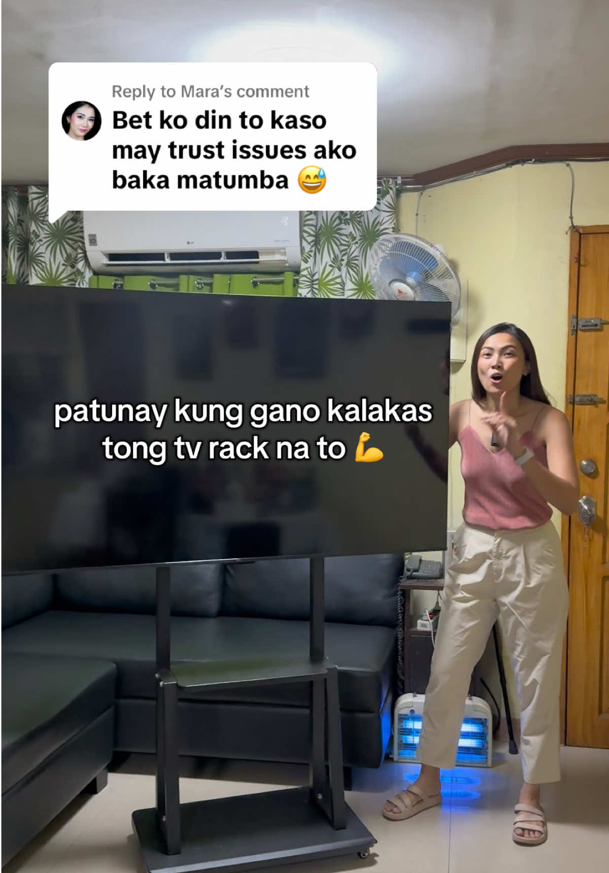 Replying to @Mara eto na patunay kung gano kalakas at kasafe tong movable tv rack na to 😁 #tvrack #tvstand #movabletvrack #movabletvstand 