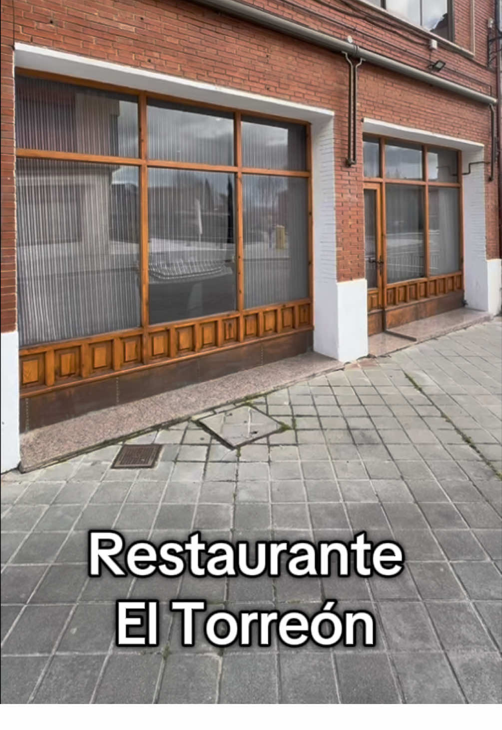 Opinión rápida - 📍Restaurante El Torreón de Tordesillas (Valladolid) Clásico con más de 40 años de historia, El Torreón de Tordesillas destaca por su cocina tradicional y ambiente familiar. Aquí te dejamos nuestra valoración: 	•	Queso camembert frito con pimientos dulces: 10/10 ¡Brutal! Crujiente, cremoso y con un toque dulce irresistible. 	•	1/2 ración de morcilla: 7/10 Rica, aunque sin sorpresas. 	•	1/2 ración de chorizo: 5/10 Correcta, pero algo simple. 	•	Revuelto de gambas: 5/10 Sabor algo plano y textura mejorable. 	•	Chuleta de vacuno mayor: 7/10 Buen sabor, pero el precio se siente algo elevado. 	•	Ensalada de Maruja: 6/10 Fresca, pero sin destacar. 	•	Tocinillo de cielo: 5/10 Muy denso, nos dejó indiferentes. Valoración final: Un restaurante de calidad y tradición, ideal si buscas cocina castellana auténtica. Eso sí, los precios de los platos principales pueden resultar algo altos para lo que ofrecen. ¿Lo has probado tú también? ¡Cuéntanos tu experiencia! Tradición + sabor… pero con margen de mejora ⭐️ 6,5/10