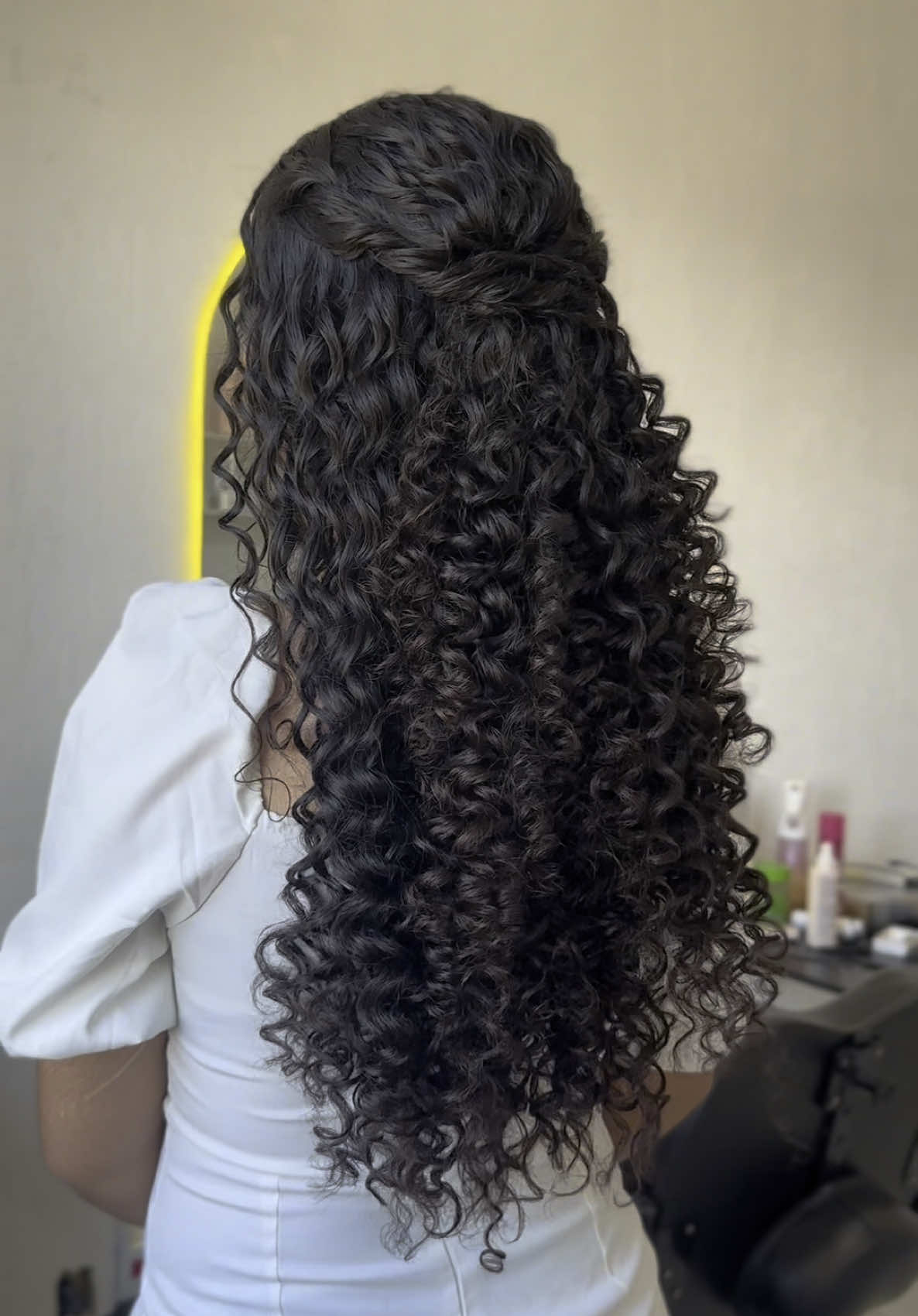 Semi preso em cacheado, preservando naturalidade e comprimento 💫 #penteado #cachos #penteadosfaceis #penteadocacheado #penteadonoiva #noivas2025 #Deusacimadetodos #fyyyyyyyyyyyyyyyy #noiva #