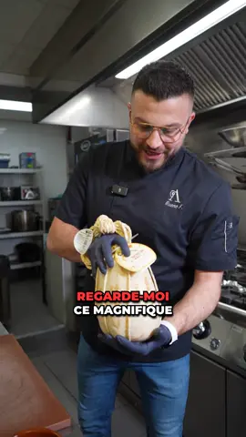 🌊🔥 Une entrée terre & mer qui fait sensation ! 🔥🌍 Saint-Jacques fondantes, provolone del Monaco, guanciale croustillant… le tout gratiné au four pour une explosion de saveurs. Un équilibre parfait entre finesse et caractère, signé #MadeInArcades. 📞 Réservez vite au 064/677.177 ou sur arcadesrestaurant.com #LesArcades #EntréeGourmande #TerreEtMer #ChapellelezHerlaimont #RéservationEnLigne
